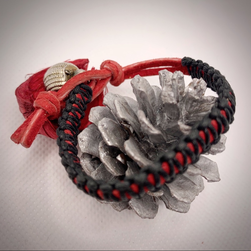 Red Black Macrame Bracelet Round Button Handmade - Picture 5 of 8